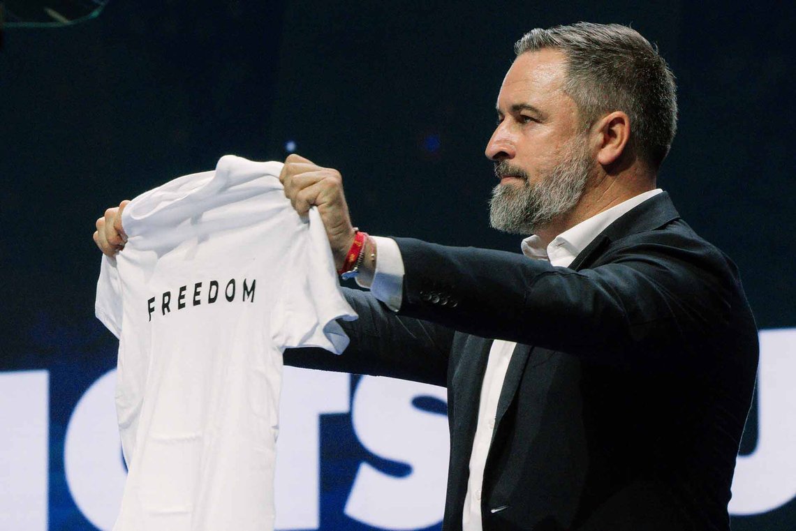 Santiago Abascal iført en Charlie Kirk-T-shirt. Foto: Vox España / CC0 1.0 Santiago Abascal iført en Charlie Kirk-T-shirt. Foto: Vox España / CC0 1.0