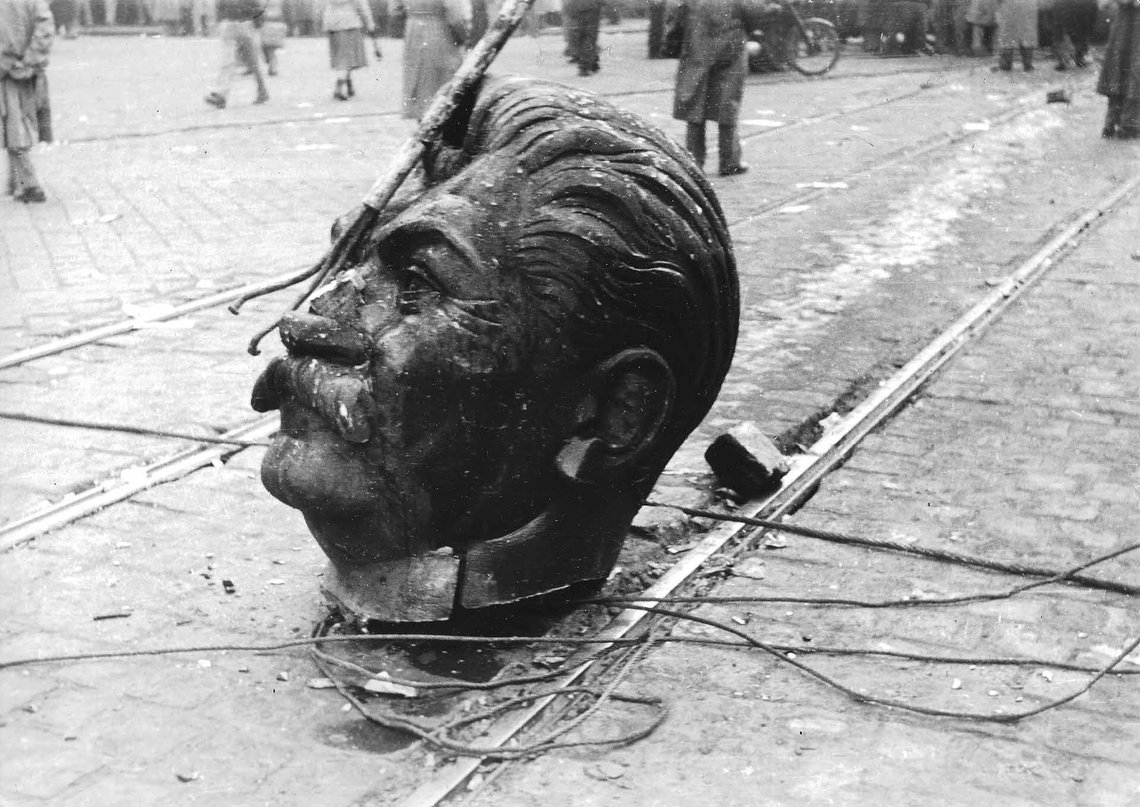 Ungarske arbeidere bekreftet i 1956 sin kjærlighet til Josef Stalin. Foto: Fortepan adományozó HOFBAUER RÓBERT Ungarske arbeidere bekreftet i 1956 sin kjærlighet til Josef Stalin. Foto: Fortepan adományozó HOFBAUER RÓBERT