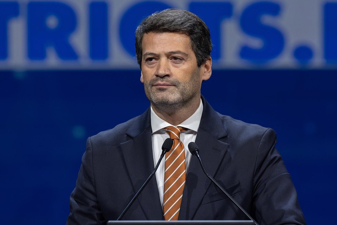 André Claro Amaral Ventura er grundlægger og leder af det nykonservative parti Chega. Han kommer fra Sintra nord for Cascais i Lissabon-området. Han fik ingen religiøs opdragelse, fordi forældrene ønskede at give ham frihed til at vælge sin egen vej. Som 14-årig blev han døbt, modtog sin første nadver og blev konfirmeret. Han ønskede at blive præst og begyndte på patriarkatets Penafirme-seminar i Lissabon, men kunne ikke fortsætte sin katolske kirkelige uddannelse, da han blev forelsket, og begyndte i stedet at studere jura. Han dimitterede fra det juridiske fakultet med karakteren 19 ud af 20. Foto: Vox España / CC0 1.0 André Claro Amaral Ventura er grundlægger og leder af det nykonservative parti Chega. Han kommer fra Sintra nord for Cascais i Lissabon-området. Han fik ingen religiøs opdragelse, fordi forældrene ønskede at give ham frihed til at vælge sin egen vej. Som 14-årig blev han døbt, modtog sin første nadver og blev konfirmeret. Han ønskede at blive præst og begyndte på patriarkatets Penafirme-seminar i Lissabon, men kunne ikke fortsætte sin katolske kirkelige uddannelse, da han blev forelsket, og begyndte i stedet at studere jura. Han dimitterede fra det juridiske fakultet med karakteren 19 ud af 20. Foto: Vox España / CC0 1.0