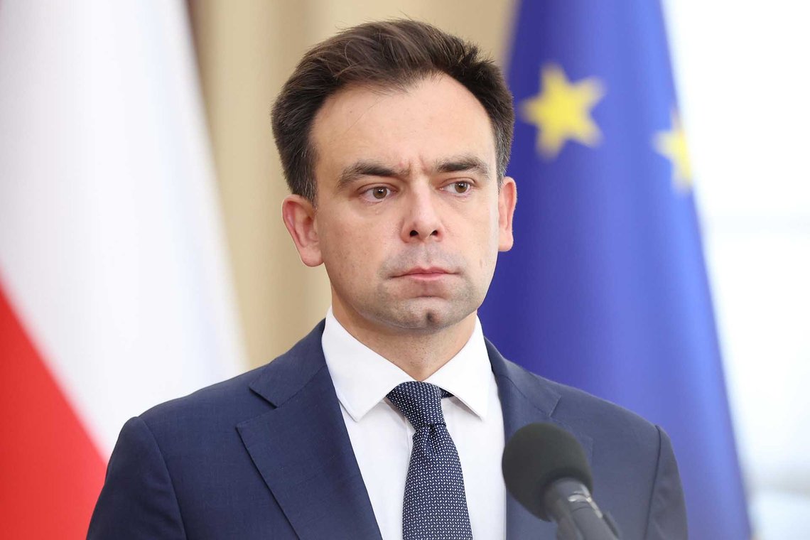 Polens finansminister Andrzej Domański mener, at det af hensyn til husholdningerne og erhvervslivet er nødvendigt at dæmpe brændstofomkostningerne. Foto: Premierministerens kansleri i Republikken Polen / CC BY 3.0 PL Polens finansminister Andrzej Domański mener, at det af hensyn til husholdningerne og erhvervslivet er nødvendigt at dæmpe brændstofomkostningerne. Foto: Premierministerens kansleri i Republikken Polen / CC BY 3.0 PL