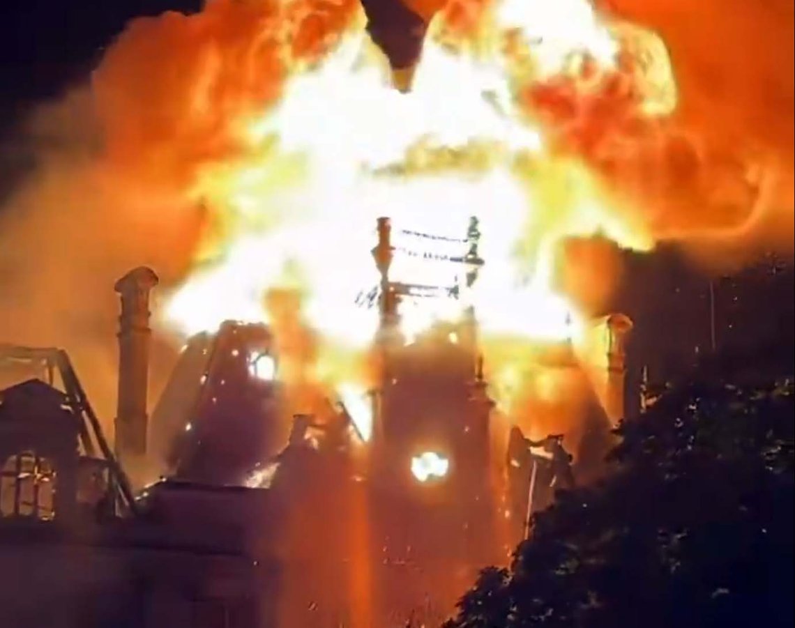 I Limoges blev byens 143 år gamle rådhus sat i brand. Videoklip fra X I Limoges blev byens 143 år gamle rådhus sat i brand. Videoklip fra X