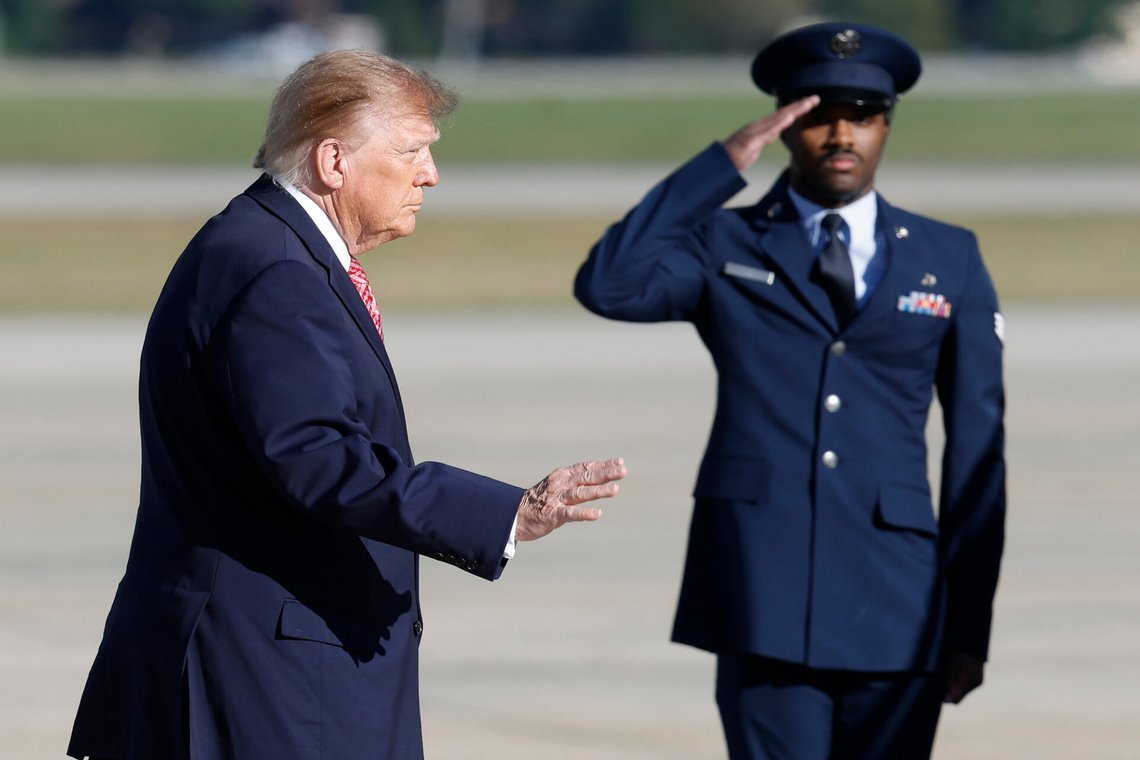 Præsident Donald Trump (t.v.) vinker, mens han går mod Air Force One på Joint Base Andrews i Maryland mandag den 19. oktober 2026, på vej til et valgmøde i Wichita, Kansas. (AP-foto/Luis M. Alvarez) Præsident Donald Trump (t.v.) vinker, mens han går mod Air Force One på Joint Base Andrews i Maryland mandag den 19. oktober 2026, på vej til et valgmøde i Wichita, Kansas. (AP-foto/Luis M. Alvarez)