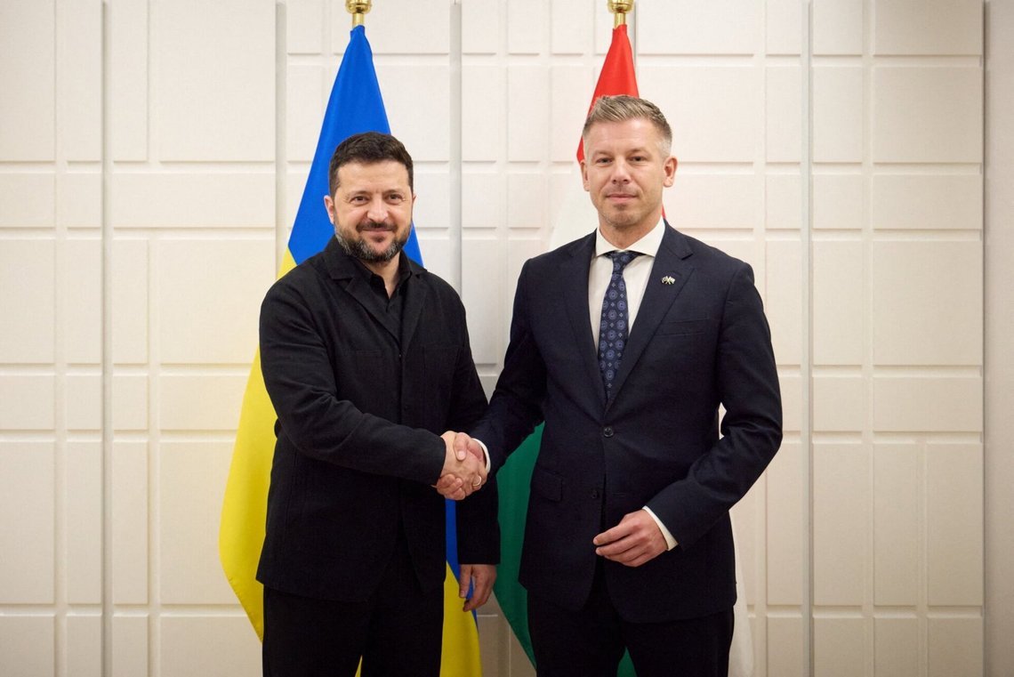 Den ungarske premierminister, Péter Magyar, mødtes med Ukraines præsident, Volodymyr Zelenskyj, i Bruxelles den 16. oktober. Hverken Ungarn, Tjekkiet eller Slovakiet er dog villige til at stille garantier for et nyt EU-lån til Kyiv. Foto: Den ukrainske præsidents pressetjeneste / AFP / XGTY / NTB Den ungarske premierminister, Péter Magyar, mødtes med Ukraines præsident, Volodymyr Zelenskyj, i Bruxelles den 16. oktober. Hverken Ungarn, Tjekkiet eller Slovakiet er dog villige til at stille garantier for et nyt EU-lån til Kyiv. Foto: Den ukrainske præsidents pressetjeneste / AFP / XGTY / NTB
