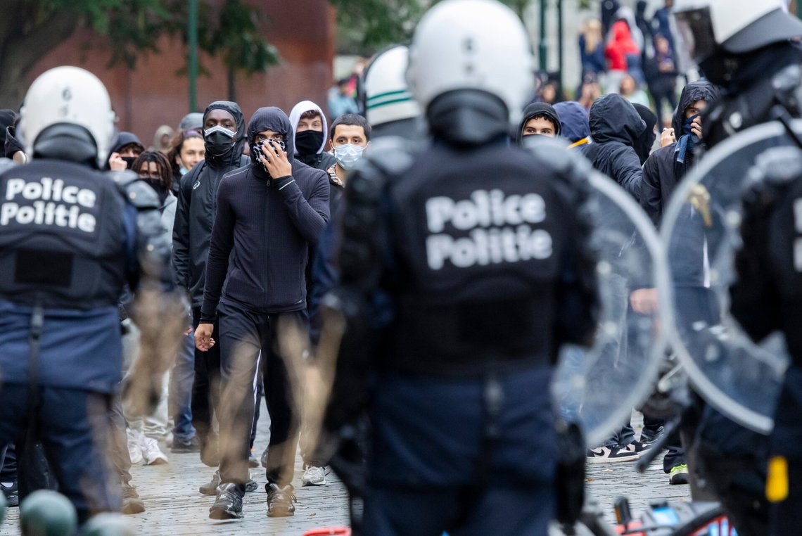 Protesters clash with riot police during a national demonstration against government budget cuts and proposed reforms in Brussels, Belgium, Friday, Oct. 9, 2026. (AP Photo/Geert Vanden Wijngaert) Protesters clash with riot police during a national demonstration against government budget cuts and proposed reforms in Brussels, Belgium, Friday, Oct. 9, 2026. (AP Photo/Geert Vanden Wijngaert)