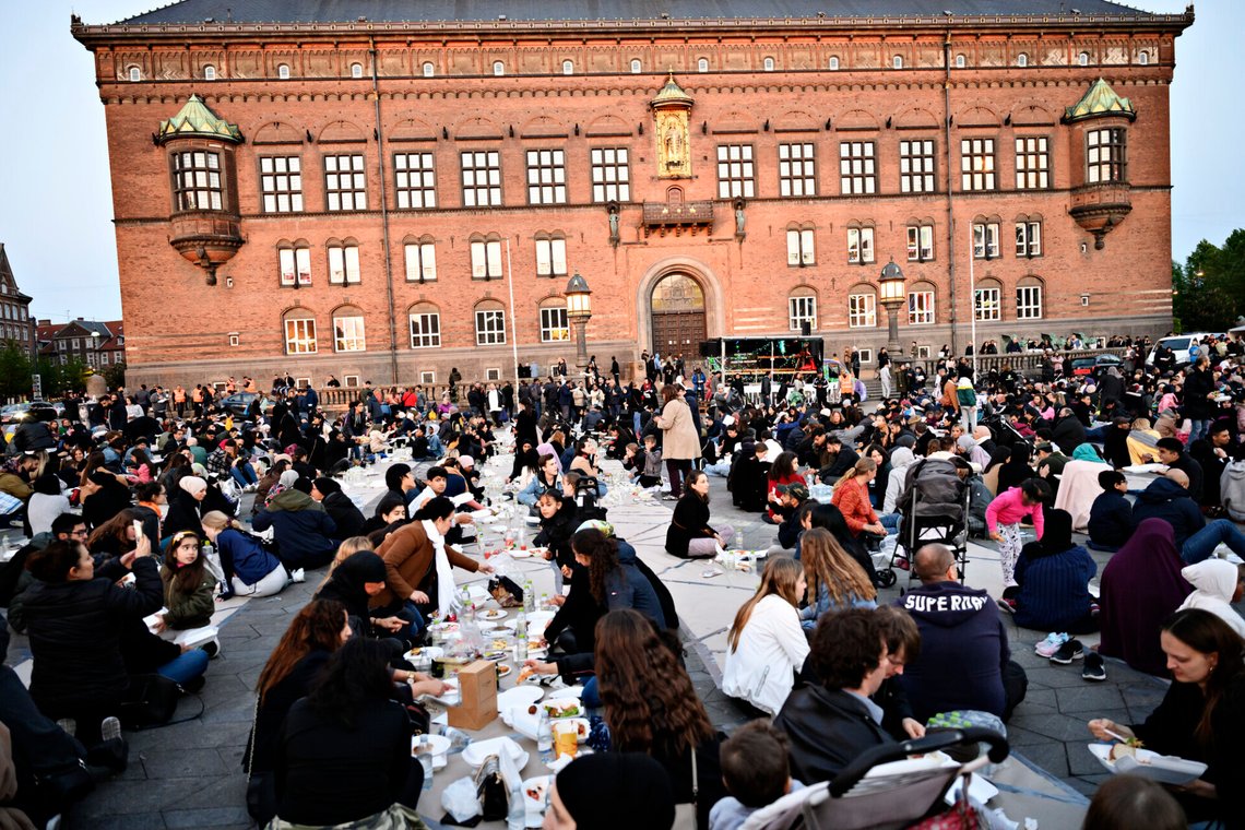 Muslimsk Lokalhjælp byder velkommen til Iftar på Rådhuspladsen hvor de vil bryde fasten sammen med alle, der har lyst til at være med, muslimer som ikke-muslimer lørdag den 1. juni 2019 Foto: Philip Davali/Ritzau Scanpix Muslimsk Lokalhjælp byder velkommen til Iftar på Rådhuspladsen hvor de vil bryde fasten sammen med alle, der har lyst til at være med, muslimer som ikke-muslimer lørdag den 1. juni 2019 Foto: Philip Davali/Ritzau Scanpix