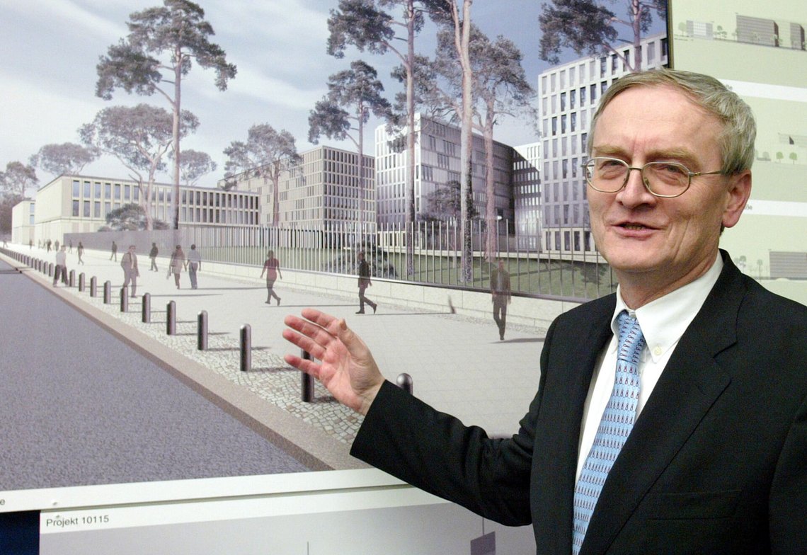 Der Praesident des BND, Dr. August Hanning, zeigt auf eine Darstellung des Neubaus des Bundesnachrichtendienstes (BND) in der Chausseestrasse in Berlin, das am Montag, 7. Januar 2005, erstmals der Oeffentlichkeit auf einer Pressekonferenz in Berlin praesentiert wird. Der Entwurf fuer den Neubau stammt vom Architekturbuero Kleihus + Kleihus. Der BND zieht im Jahr 2011 von Pullach bei Muenchen nach Berlin. (AP Photo/Fritz Reiss) ---Head of German intelligence service BND, August Hanning, presents the artist rendering of its new headquarters in Berlin, Monday, Feb 7, 2005. (AP Photo/Fritz Reiss) Der Praesident des BND, Dr. August Hanning, zeigt auf eine Darstellung des Neubaus des Bundesnachrichtendienstes (BND) in der Chausseestrasse in Berlin, das am Montag, 7. Januar 2005, erstmals der Oeffentlichkeit auf einer Pressekonferenz in Berlin praesentiert wird. Der Entwurf fuer den Neubau stammt vom Architekturbuero Kleihus + Kleihus. Der BND zieht im Jahr 2011 von Pullach bei Muenchen nach Berlin. (AP Photo/Fritz Reiss) ---Head of German intelligence service BND, August Hanning, presents the artist rendering of its new headquarters in Berlin, Monday, Feb 7, 2005. (AP Photo/Fritz Reiss)