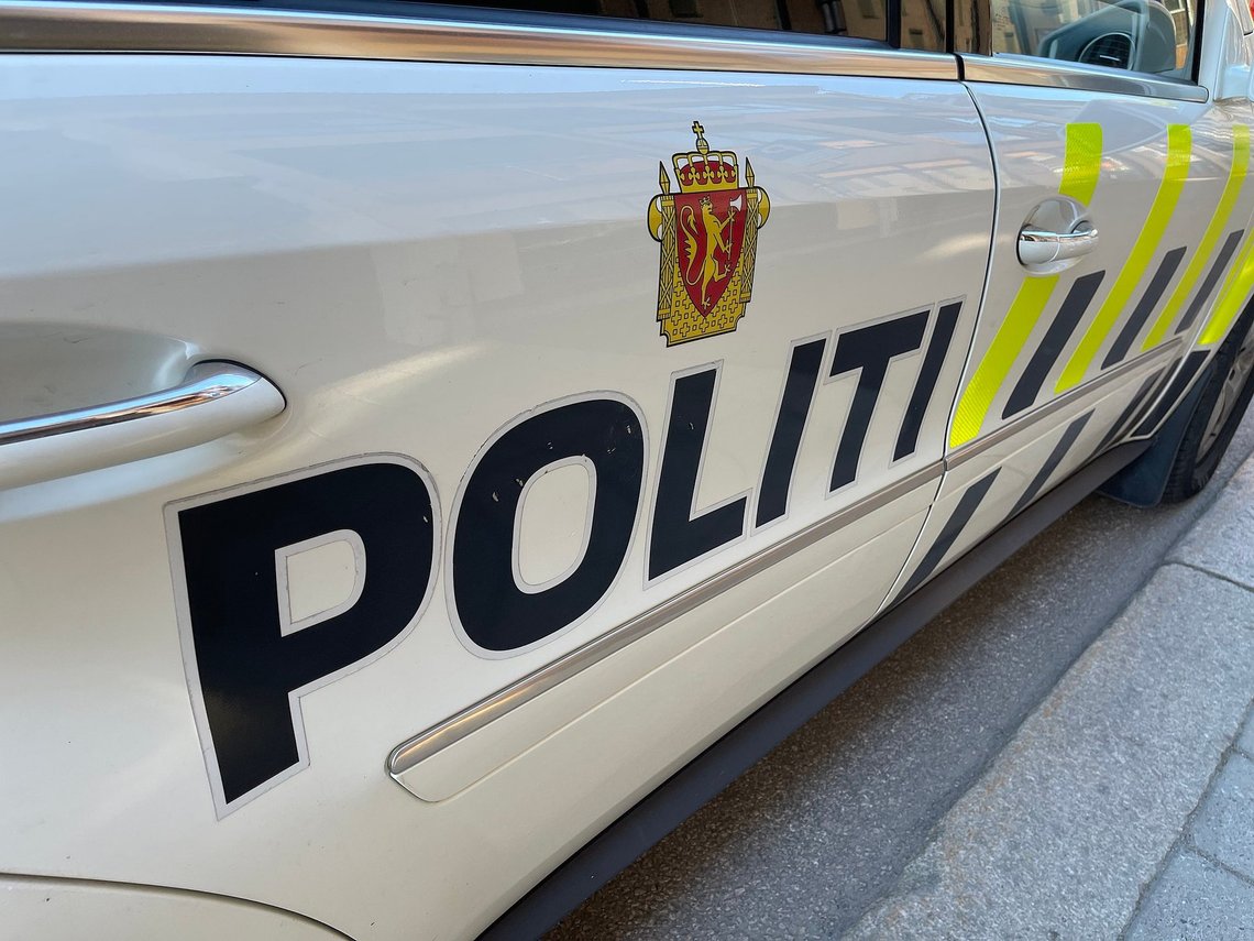 The police are still on the scene after a person has died after being hit in Kongens gate in Steinkjer on the night of Sunday. Photo: Wolfmann, CC BY-SA 4.0, Wikimedia Commons Norwegian police car parked in Norway June 2022: Mercedes-Benz automobile with high-visibility vehicle markings and the coat-of-arms emblem of the Police of Norway.