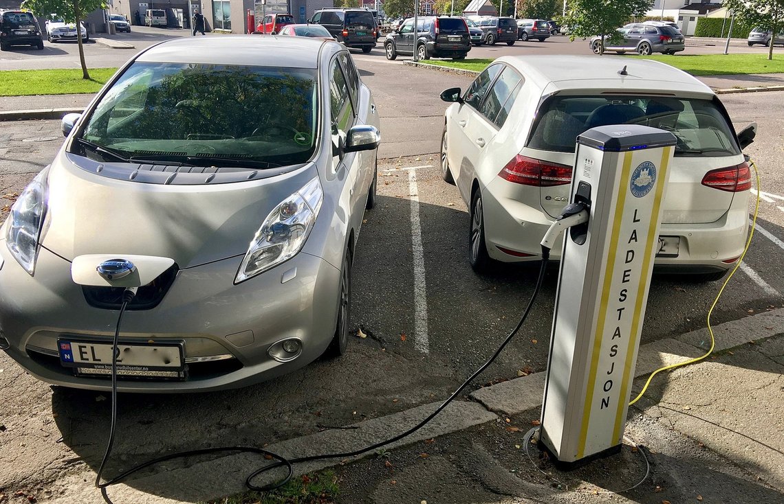 Nissan LEAF and Volkswagen e-Golf electric cars at small electric vehicle charging station in Storgata, Tønsberg, Norway. Photo: Wolfmann, CC BY-SA 4.0, Wikimedia Commons Nissan LEAF and Volkswagen e-Golf electric cars at small electric vehicle charging station in Storgata, Tønsberg, Norway. Photo: Wolfmann, CC BY-SA 4.0, Wikimedia Commons