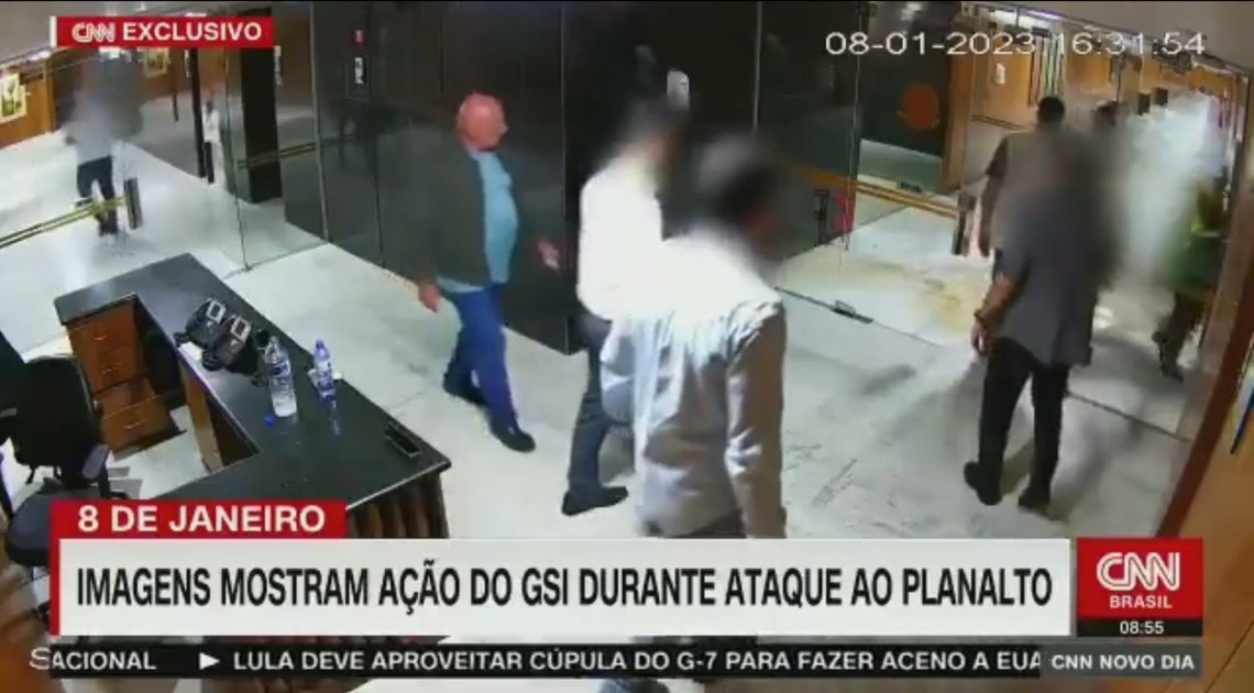 General Marcos Gonçalves Dias in a dark green jacket, calmly walks through the palace while the vandals are wreaking havoc. Screenshot from Twitter General Marcos Gonçalves Dias in a dark green jacket, calmly walks through the palace while the vandals are wreaking havoc. Screenshot from Twitter