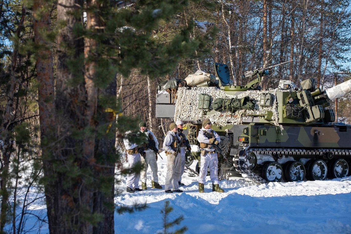 Norwegian soldiers from the artillery battalion together with American soldiers during the exercise Joint Viking. Photo: Tiril Haslestad Norwegian soldiers from the artillery battalion together with American soldiers during the exercise Joint Viking. Photo: Tiril Haslestad