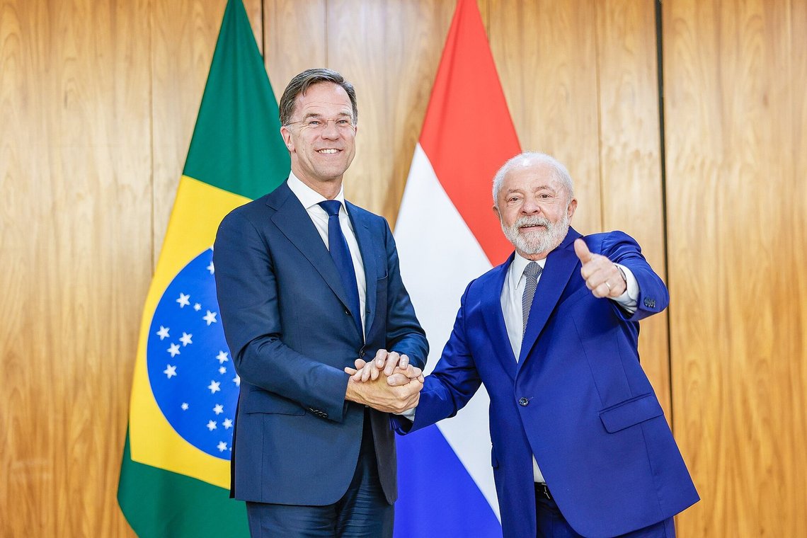 Touching. Lula and Rutte salute themselves in front of an excited regime-loyal press before returning to a caterpillar-free representative dinner at the Planalto Palace in Brasilia. Photo: Palácio do Planalto from Brasilia, Brasil, CC BY 2.0, Wikimedia Commons Touching. Lula and Rutte salute themselves in front of an excited regime-loyal press before returning to a caterpillar-free representative dinner at the Planalto Palace in Brasilia. Photo: Palácio do Planalto from Brasilia, Brasil, CC BY 2.0, Wikimedia Commons