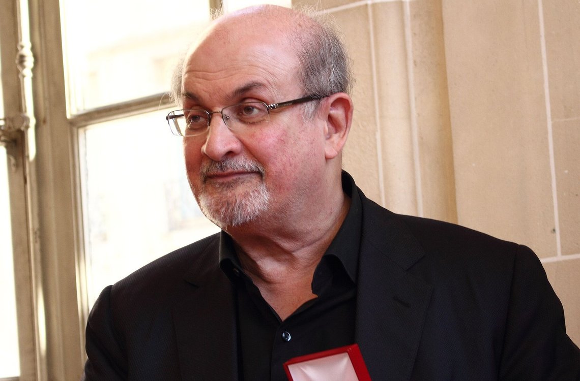 Salman Rushdie before he lost an eye in the latest attack he was subjected to. Photo: ActuaLitté, CC BY-SA 2.0, Wikimedia Commons Salman Rushdie before he lost an eye in the latest attack he was subjected to. Photo: ActuaLitté, CC BY-SA 2.0, Wikimedia Commons