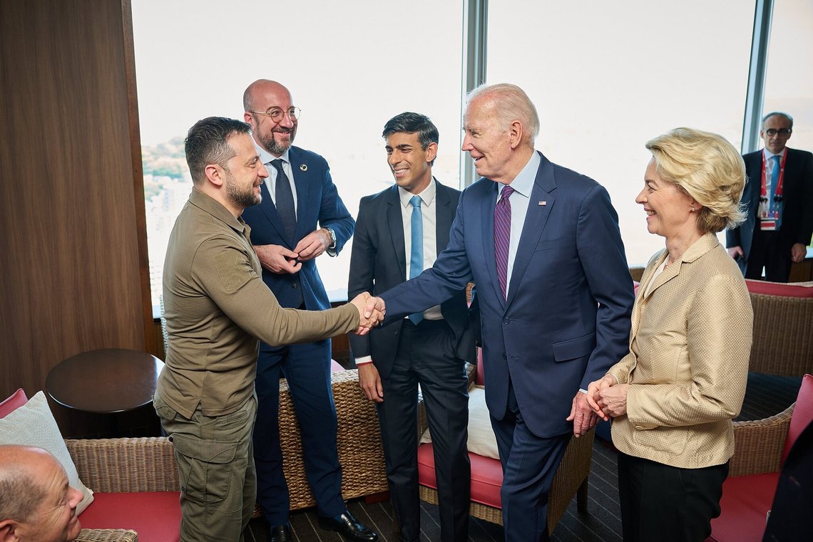 Ursula von der Leyen, Joe Biden, Rishi Sunak, Charles Michel, Volodymyr Zelensky, from right to left during a meeting on the sidelines of the G7 Summit in Hiroshima, Japan, Sunday, May 21, 2023. Photo: European Commission (Dati Bendo), Attribution, via Wikimedia Commons Ursula von der Leyen, Joe Biden, Rishi Sunak, Charles Michel, Volodymyr Zelensky, from right to left during a meeting on the sidelines of the G7 Summit in Hiroshima, Japan, Sunday, May 21, 2023. Photo: European Commission (Dati Bendo), Attribution, via Wikimedia Commons