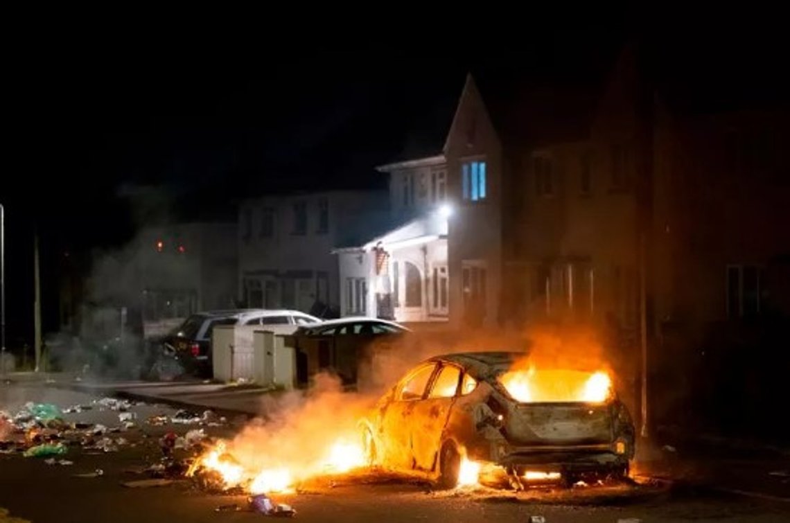 After a serious accident in which two teenagers lost their lives, large riots broke out in Cardiff on Monday night. Photo: Twitter After a serious accident in which two teenagers lost their lives, large riots broke out in Cardiff on Monday night. Photo: Twitter