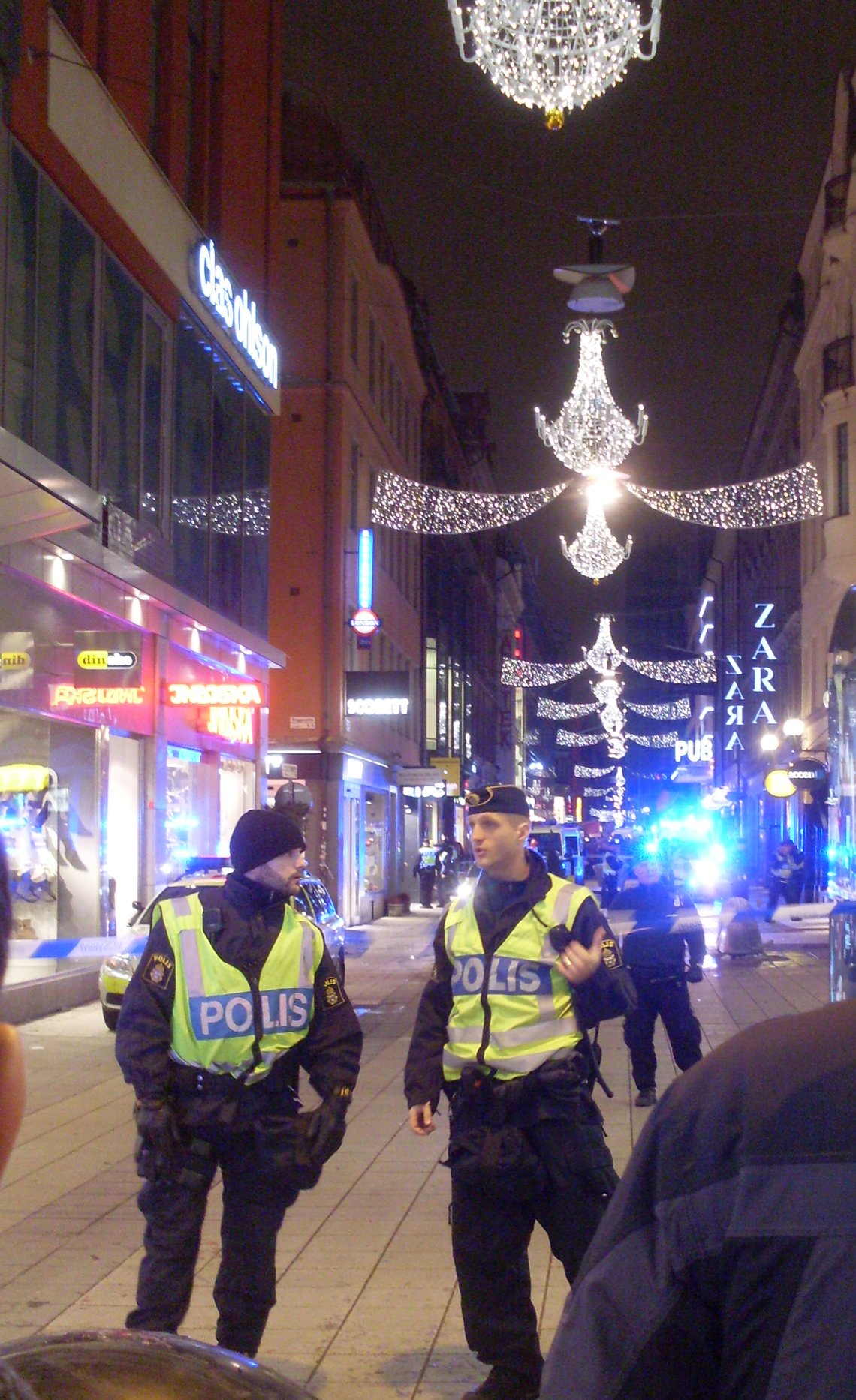 Police patrolling after an explosion. Illustration Photo: Hegvald, CC BY-SA 3.0, Wikimedia Commons Police patrolling after an explosion. Illustration Photo: Hegvald, CC BY-SA 3.0, Wikimedia Commons