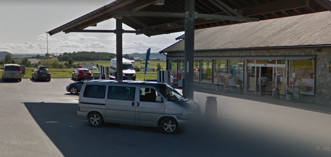 A person was injured in the stomach region at this Esso station in Frosta municipality at 4pm on 17 May. Illustration photo: Google street view A person was injured in the stomach region at this Esso station in Frosta municipality at 4pm on 17 May. Illustration photo: Google street view