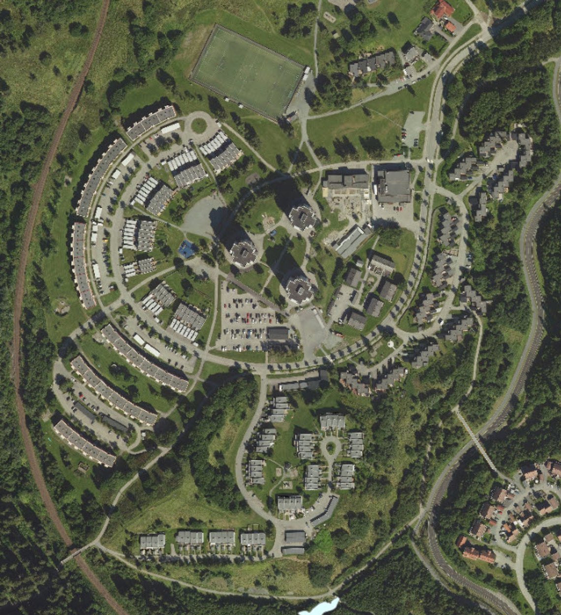 An aerial photo of the residential area Romolslia in Trondheim, where a young man was slightly injured by several perpetrators, when he was walking his dog, on Sunday morning. Illustration photo: Romolslia housing association An aerial photo of the residential area Romolslia in Trondheim, where a young man was slightly injured by several perpetrators, when he was walking his dog, on Sunday morning. Illustration photo: Romolslia housing association