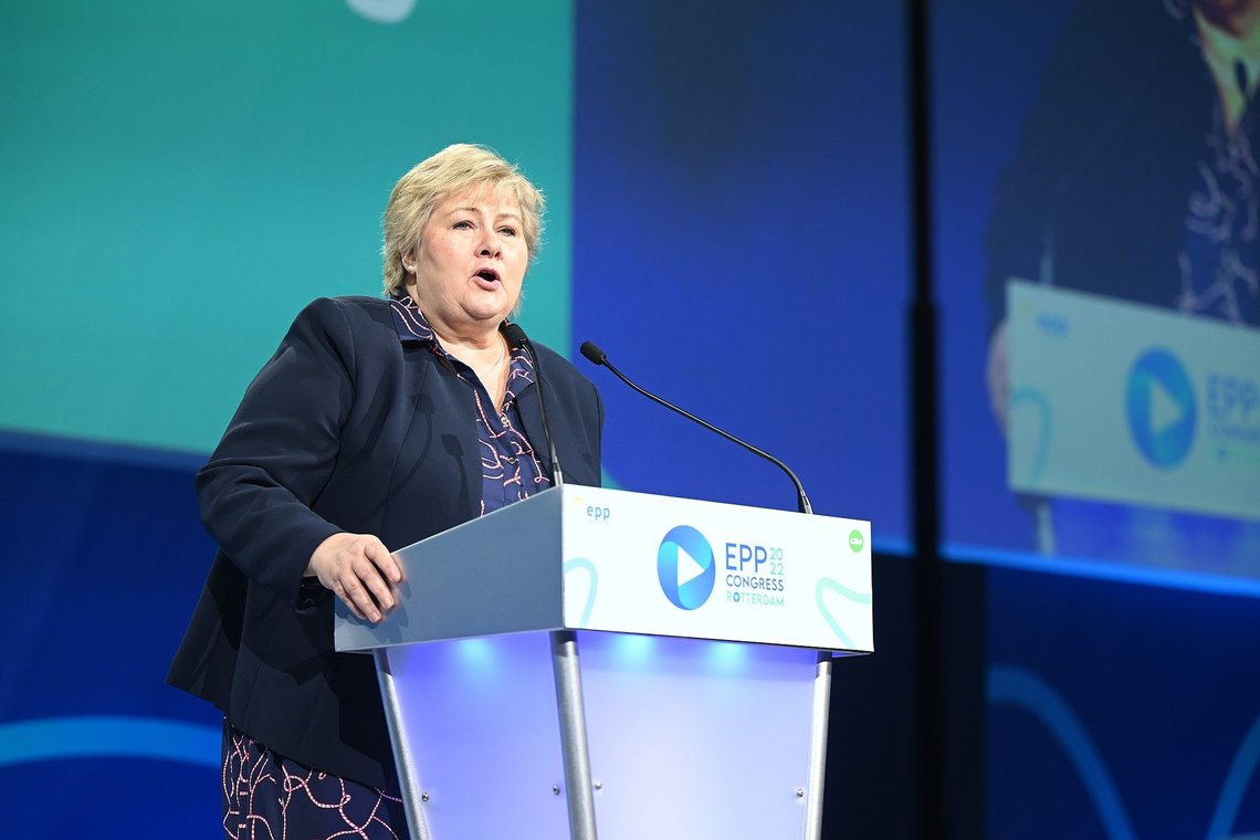 Erna Solberg (H) is horrified by the weak Norwegian krone exchange rate, but in an interview with Dagbladet she admits that it would hardly be stronger with a Conservative-led government. File Photo: European People's Party, CC BY 2.0, Wikimedia Commons Erna Solberg (H) is horrified by the weak Norwegian krone exchange rate, but in an interview with Dagbladet she admits that it would hardly be stronger with a Conservative-led government. File Photo: European People's Party, CC BY 2.0, Wikimedia Commons