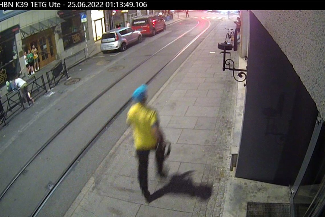 Zania Matapour in Rosenkrantz street during the attack. He has an automatic weapon in his right hand. The London pub is on the left. Photo: Surveillance camera/ Police Zania Matapour in Rosenkrantz street during the attack. He has an automatic weapon in his right hand. The London pub is on the left. Photo: Surveillance camera/ Police