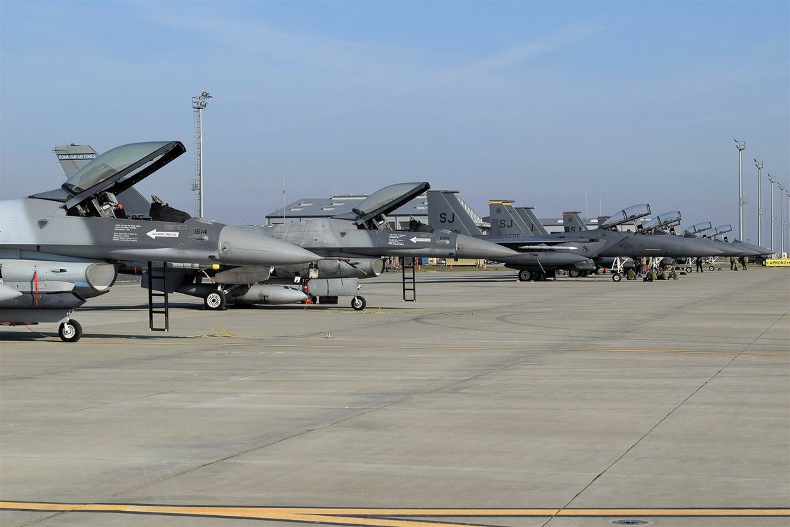 U.S. Airmen from the 336th Fighter Squadron, 4th Fighter Wing, Seymour Johnson Air Force Base, North Carolina, prepare their F-15E Strike Eagles for a series of integrated training sorties during operation Castle Forge alongside F-16 aircraft from the Romanian Air Force’s 53rd Fighter Squadron, Borcea 86th Air Base, Romania, Oct. 22, 2021. Photo: Capt. Andrew Layton, Public domain, via Wikimedia Commons U.S. Airmen from the 336th Fighter Squadron, 4th Fighter Wing, Seymour Johnson Air Force Base, North Carolina, prepare their F-15E Strike Eagles for a series of integrated training sorties during operation Castle Forge alongside F-16 aircraft from the Romanian Air Force’s 53rd Fighter Squadron, Borcea 86th Air Base, Romania, Oct. 22, 2021. Photo: Capt. Andrew Layton, Public domain, via Wikimedia Commons