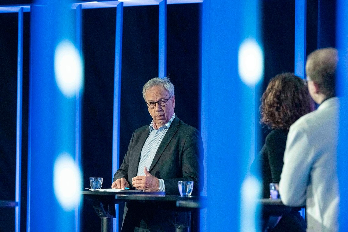 The head of the Corona Committee, Øystein Olsen, gave the report to Prime Minister Jonas Gahr Støre (Ap). The committee has evaluated the authorities' overall handling of the covid-19 pandemic. File Photo: Nordiske Mediedager, CC BY-SA 2.0, Wikimedia Commons The head of the Corona Committee, Øystein Olsen, gave the report to Prime Minister Jonas Gahr Støre (Ap). The committee has evaluated the authorities' overall handling of the covid-19 pandemic. File Photo: Nordiske Mediedager, CC BY-SA 2.0, Wikimedia Commons