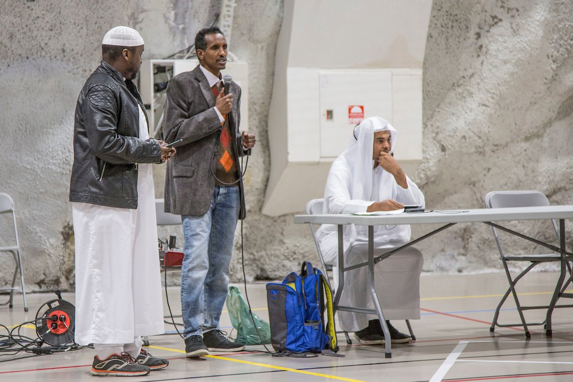 Muslim communities in Nord-Trøndelag, Norway, invited all interested individuals to a dialogue meeting about Islam and peace, as well as the attitudes of young Muslims towards this topic. The event took place at Fjellhallen in Stjørdal on November 11, 2017. The opening remarks were given by Deputy Mayor Ole Sandvik and coordinator Yasin Ibrahim (from the distributed program). The meeting was an open discussion on radicalization and violent extremism, featuring presentations from imams from both Trondheim and Stjørdal, representatives from the police, and Carbon Fritidsklubb (as mentioned in newspaper coverage). Copyright: Bente Haarstad Muslim communities in Nord-Trøndelag invited all interested individuals to a dialogue meeting about Islam and peace, as well as the attitudes of young Muslims towards this topic. The event took place at Fjellhallen in Stjørdal on November 11, 2017. The opening remarks were given by Deputy Mayor Ole Sandvik and coordinator Yasin Ibrahim (from the distributed program). The meeting was an open discussion on radicalization and violent extremism, featuring presentations from imams from both Trondheim and Stjørdal, representatives from the police, and Carbon Fritidsklubb (as mentioned in newspaper coverage).