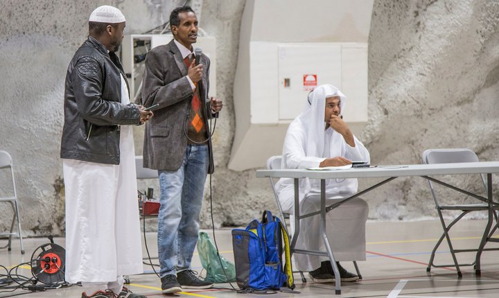 Muslim communities in Nord-Trøndelag invited all interested individuals to a dialogue meeting about Islam and peace, as well as the attitudes of young Muslims towards this topic. The event took place at Fjellhallen in Stjørdal on November 11, 2017. The opening remarks were given by Deputy Mayor Ole Sandvik and coordinator Yasin Ibrahim (from the distributed program). The meeting was an open discussion on radicalization and violent extremism, featuring presentations from imams from both Trondheim and Stjørdal, representatives from the police, and Carbon Fritidsklubb (as mentioned in newspaper coverage).