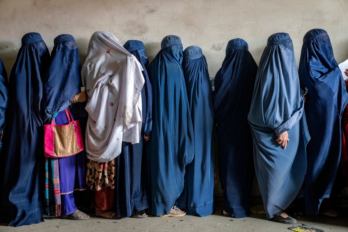 Afghan women must cover themselves, the Taliban demands. But men responsible for rape and stabbing are allowed to move freely. Archive photo: Ebrahim Noroozi / AP / NTB Afghan women must cover themselves, the Taliban demands. But men responsible for rape and stabbing are allowed to move freely. Archive photo: Ebrahim Noroozi / AP / NTB