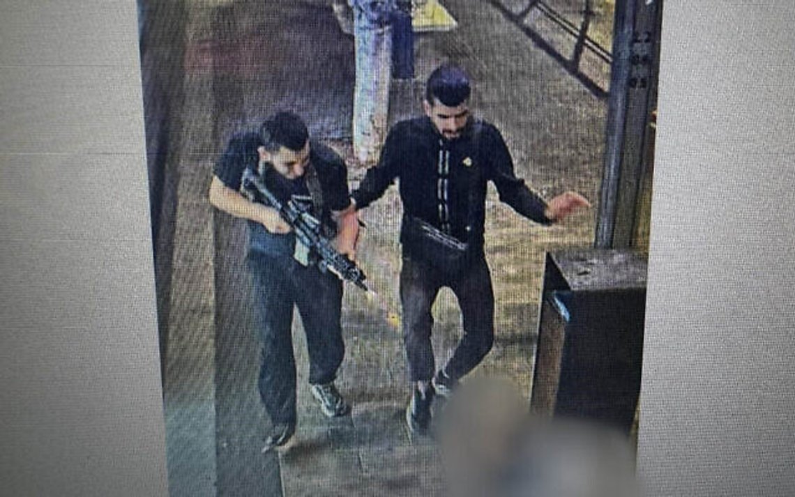 Mohammad Mesek (19) was killed on the spot and Ahmed Himouni (25) was seriously injured. They were staying illegally in Israel. Mohammad Mesek (19) was killed on the spot and Ahmed Himouni (25) was seriously injured. They were staying illegally in Israel.