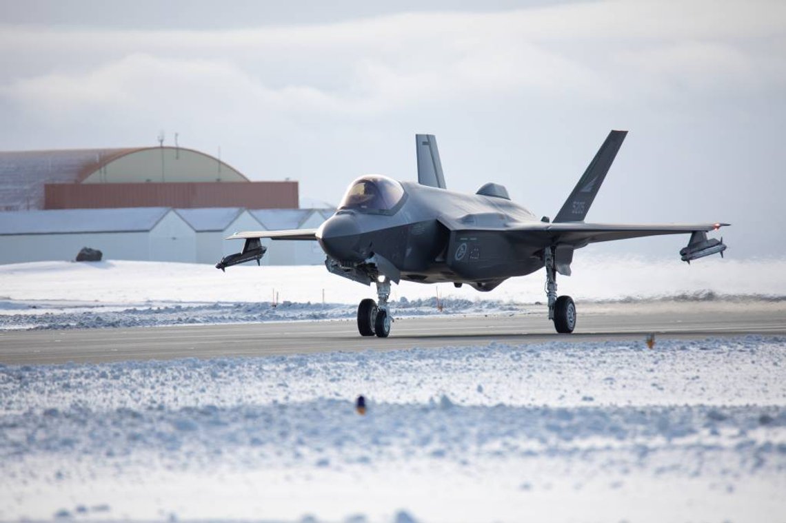 Norwegian F-35 shall save the world by using climate friendly fuel. Photo: Luftforsvaret (Norwegian Air Force) Norwegian F-35 shall save the world by using climate friendly fuel. Photo: Luftforsvaret (Norwegian Air Force)