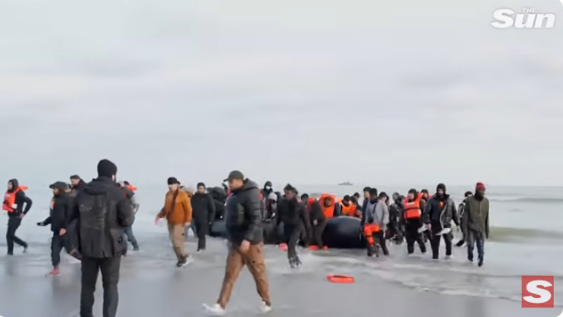 Hundreds of illegal migrants are crossing The English Channel every day, and it's destroying UK. Photio: Video/ The Sun Hundreds of illegal migrants are crossing The English Channel every day, and it's destroying UK. Photio: Video/ The Sun