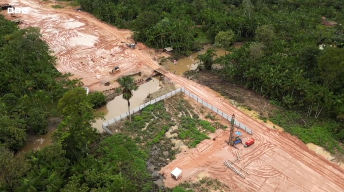 This is what it looks like at the construction site for a new highway in connection with the COP30 climate summit in Brazil in November. Screenshot video/ BBC. This is what it looks like at the construction site for a new highway in connection with the COP30 climate summit in Brazil in November. Screenshot video/ BBC.