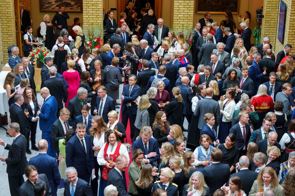 Oslo, 2024-10-02
Mingling in the lobby of the Storting after the formal opening of the 169th session of Parliament. Prime Minister Jonas Gahr Støre is at the top center of the image.
Photo: Cornelius Poppe / NTB Oslo, 2024-10-02
Mingling in the lobby of the Storting after the formal opening of the 169th session of Parliament. Prime Minister Jonas Gahr Støre is at the top center of the image.
Photo: Cornelius Poppe / NTB
