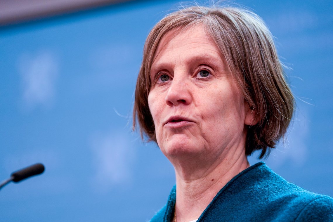 Oslo 20250122.
Barne- og familieminister Kjersti Toppe (Sp) mottar delrapport om utenlandsadopsjoner.
Foto: Terje Pedersen / NTB Oslo 20250122.
Barne- og familieminister Kjersti Toppe (Sp) mottar delrapport om utenlandsadopsjoner.
Foto: Terje Pedersen / NTB