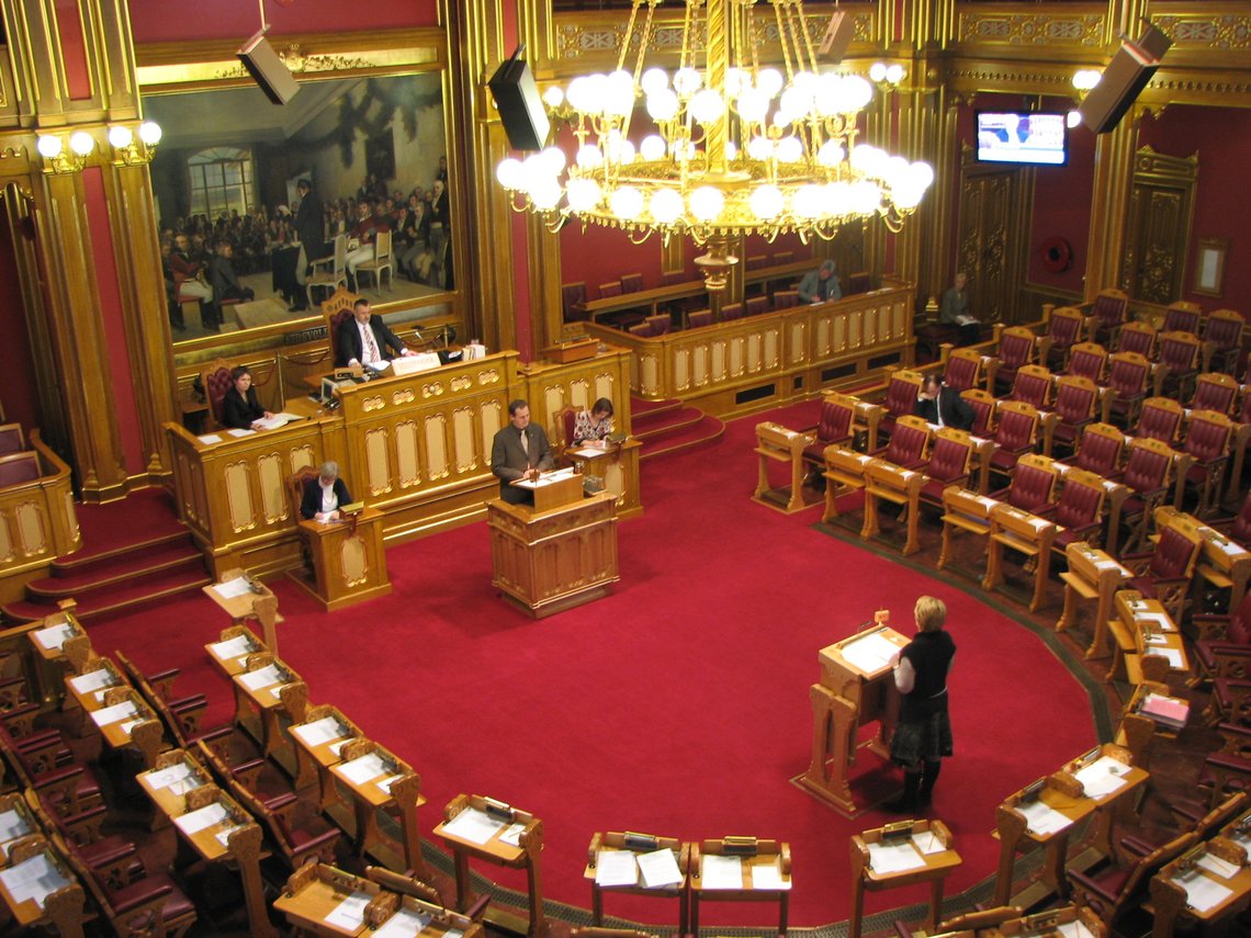 Question Time in Norway's parliament, the Storting, 22 November 2002: Oil and Energy Minister Åslaug Haga (Sp - Centre Party) answers a question from Ketil Solvik-Olsen (FrP - Progress Party). Question Time in Norway's parliament, the Storting, 22 November 2002: Oil and Energy Minister Åslaug Haga (Sp - Centre Party) answers a question from Ketil Solvik-Olsen (FrP - Progress Party).