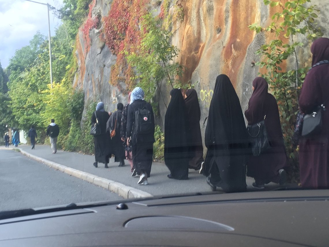Muslim settlers in Oslo's East End leaving the Central-Jam-e-Mosque World Islamic Mission Norway, Åkerbergveien, after Friday prayers, 25. September 2015. Photo: Christian Borchsenius Muslim settlers in Oslo's East End leaving the Central-Jam-e-Mosque World Islamic Mission Norway, Åkerbergveien, after Friday prayers, 25. September 2015. Photo: Christian Borchsenius