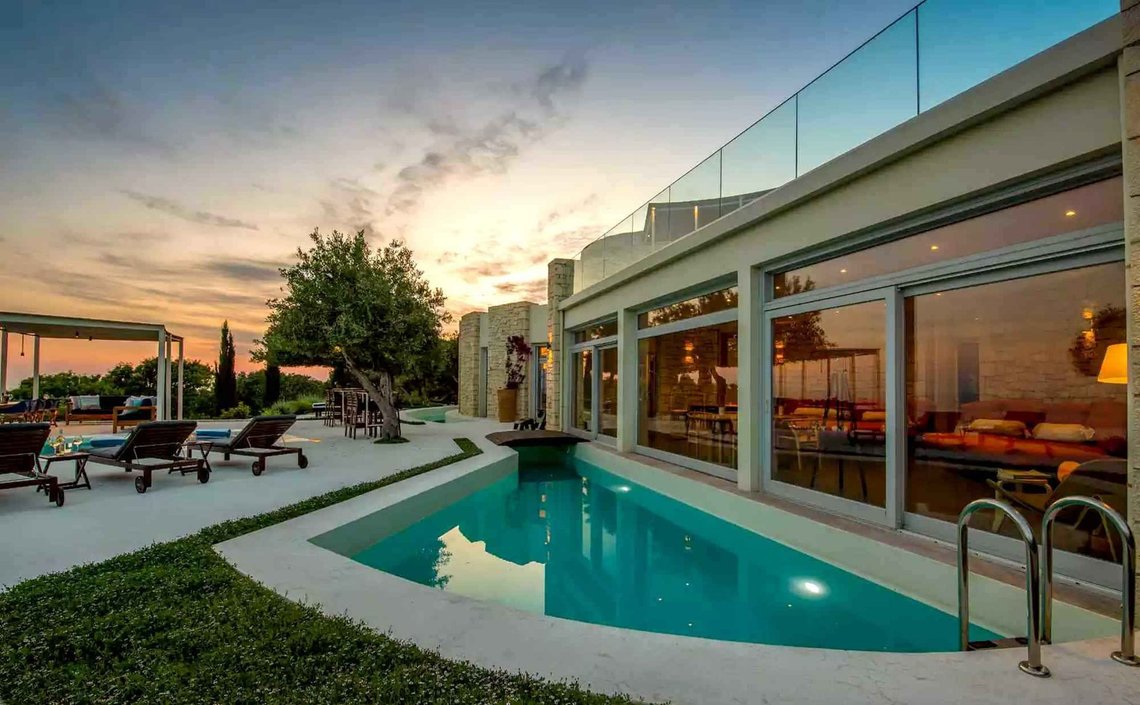 The luxury villa of the former peace mediators Terje Rød-Larsen and Mona Juul on the island of Paxos in Greece has, naturally enough, been given the name “Villa Pax” – “Villa Peace”. (Photo: Paxos Retreats/private) The luxury villa of the former peace mediators Terje Rød-Larsen and Mona Juul on the island of Paxos in Greece has, naturally enough, been given the name “Villa Pax” – “Villa Peace”. (Photo: Paxos Retreats/private)
