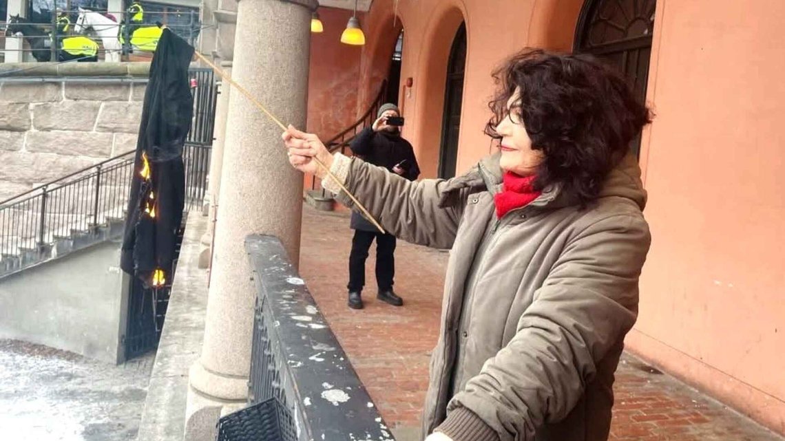 Lily Bandehy, political refugee from Iran, burns her hijab for the fourth time in Oslo, 1 February 2026. The photo is from a previous occasion. Photo: Facebook. Lily Bandehy, political refugee from Iran, burns her hijab for the fourth time in Oslo, 1 February 2026. The photo is from a previous occasion. Photo: Facebook.
