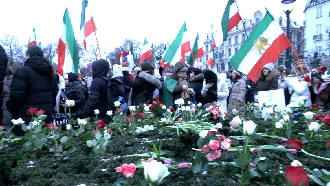 Protestors in Oslo demonstrate in support of the people back in Iran, on Eidsvolls plass (Parliament Square) 26. January 2026. Photo: Document.news Protestors in Oslo demonstrate in support of the people back in Iran, on Eidsvolls plass (Parliament Square) 26. January 2026. Photo: Document.news
