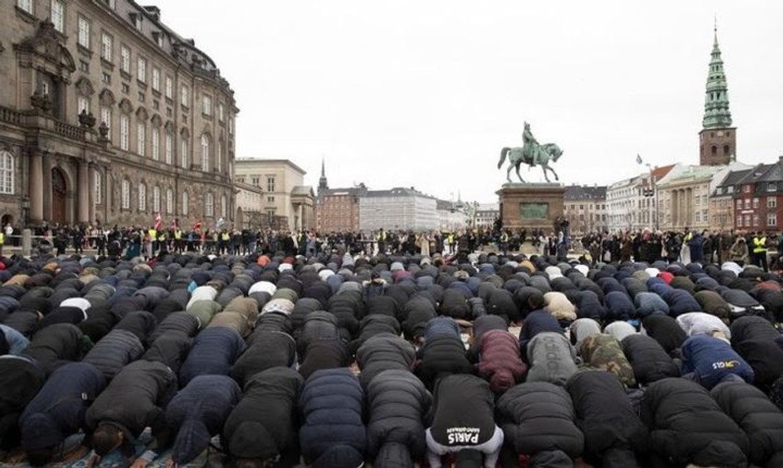 Muslims in rows prostrating during prayer on the square in front of Christiansborg Palace (the Danish Parliament), with the historic facade buildings, the prominent equestrian statue of Frederik VII, and parts of the Copenhagen city skyline visible in the background under an overcast sky.
Photo: Steen Raaschou (November 3, 2022) Muslims in rows prostrating during prayer on the square in front of Christiansborg Palace (the Danish Parliament), with the historic facade buildings, the prominent equestrian statue of Frederik VII, and parts of the Copenhagen city skyline visible in the background under an overcast sky.
Photo: Steen Raaschou (November 3, 2022)