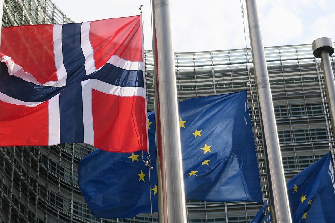 Flag of Norway and the EU; photo: Mission of Norway to the EU Flag of Norway and the EU; photo: Mission of Norway to the EU