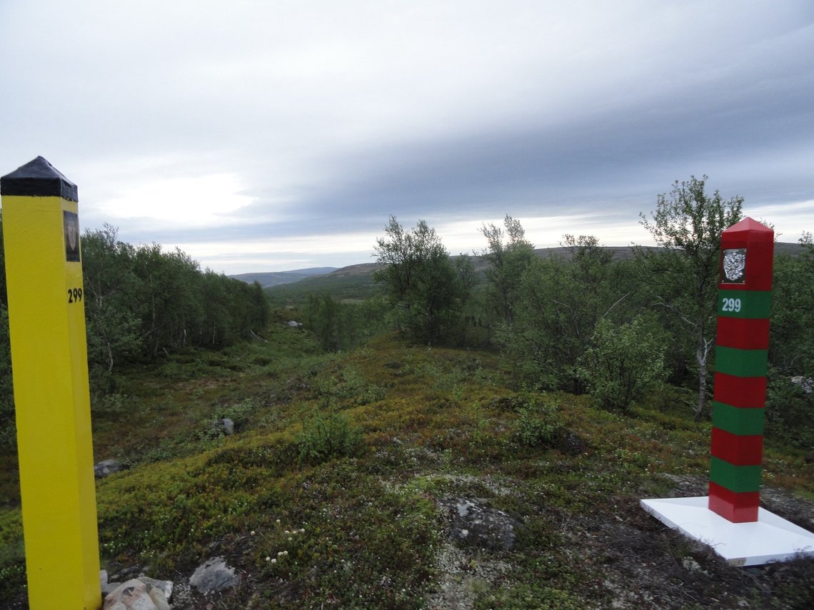 Border mark number 299 at the Norwegian-Russian border. The poles stands 4 m away from each other. The border runs in the middle of the poles. Photo: Wikipedia Border mark number 299 at the Norwegian-Russian border. The poles stands 4 m away from each other. The border runs in the middle of the poles. Photo: Wikipedia