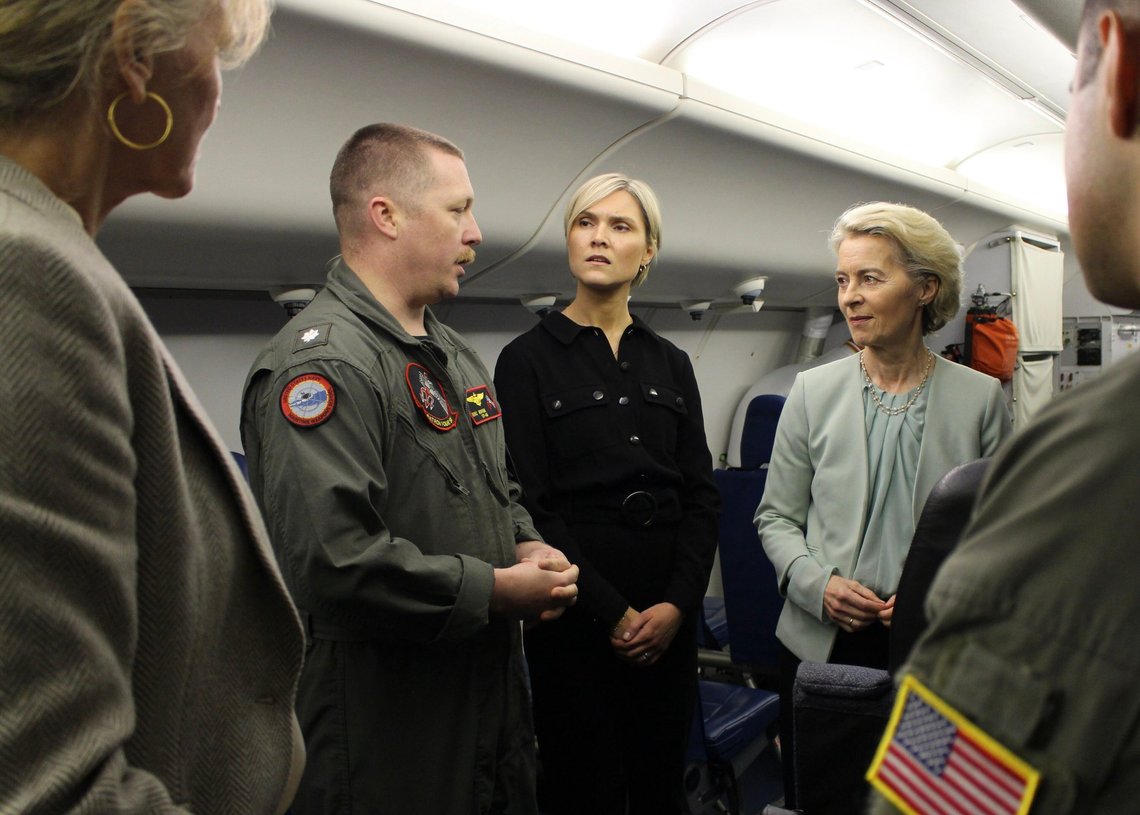 KEFLAVÍK, Iceland (July 17, 2025) - Cmdr. Eric Bowen, commanding officer, Patrol Squadron (VP) 46, left, speaks with Ursula von der Leyen, President of the European Commission, right, and Kristrún Frostadóttir, Prime Minister of Iceland, center, about P-8A aircraft capabilities while inside the cabin during an aircraft tour at Keflavík Air Base, Iceland, July 17, 2025. VP-46 and VP-69 are on a joint deployment to the U.S. 6th Fleet area of operations to support warfighting effectiveness, lethality and readiness of U.S. Naval Forces Europe-Africa, and defend U.S., Allied and partner interests in the region. Photo: Wikipedia / U.S. Navy photo by Lt. Sara Wedemeyer. KEFLAVÍK, Iceland (July 17, 2025) - Cmdr. Eric Bowen, commanding officer, Patrol Squadron (VP) 46, left, speaks with Ursula von der Leyen, President of the European Commission, right, and Kristrún Frostadóttir, Prime Minister of Iceland, center, about P-8A aircraft capabilities while inside the cabin during an aircraft tour at Keflavík Air Base, Iceland, July 17, 2025. VP-46 and VP-69 are on a joint deployment to the U.S. 6th Fleet area of operations to support warfighting effectiveness, lethality and readiness of U.S. Naval Forces Europe-Africa, and defend U.S., Allied and partner interests in the region. Photo: Wikipedia / U.S. Navy photo by Lt. Sara Wedemeyer.