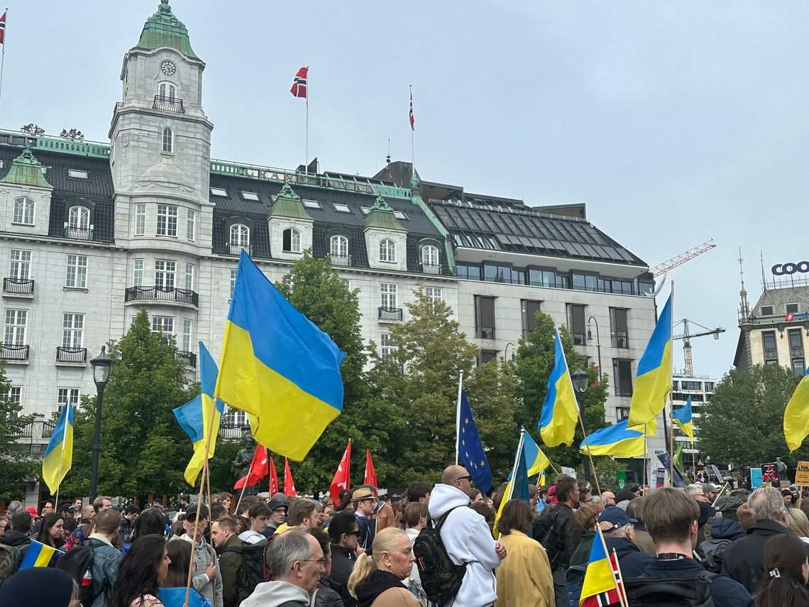 Ukranians in Norway outside the Grand Hotel on Oslo's main street / Parliament Square, 22. May 2025. Photo: Document.news Ukranians in Norway outside the Grand Hotel on Oslo's main street / Parliament Square, 22. May 2025. Photo: Document.news