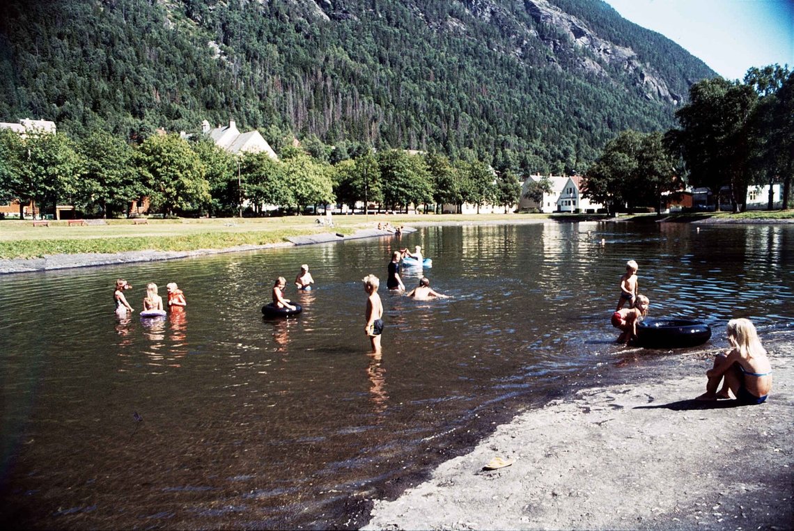 Children bathing in Tveitotjernet (Tveitoparken), 1985. Children bathing in Tveitotjernet (Tveitoparken), 1985.