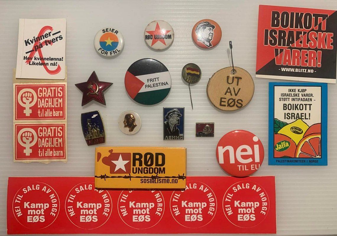 Badges and stickers from Red Youth pioneers (Rød Ungdom) over the years. The organisation was established in 1963 as the youth wing of the Socialist People’s Party (Sosialistisk Folkeparti), which in 1973 became the Workers’ Communist Party (Arbeidernes kommunistparti), and in 2006 became the party 'Rødt' (Red). Photo: document.news Badges and stickers from Red Youth pioneers (Rød Ungdom) over the years. The organisation was established in 1963 as the youth wing of the Socialist People’s Party (Sosialistisk Folkeparti), which in 1973 became the Workers’ Communist Party (Arbeidernes kommunistparti), and in 2006 became the party 'Rødt' (Red). Photo: document.news