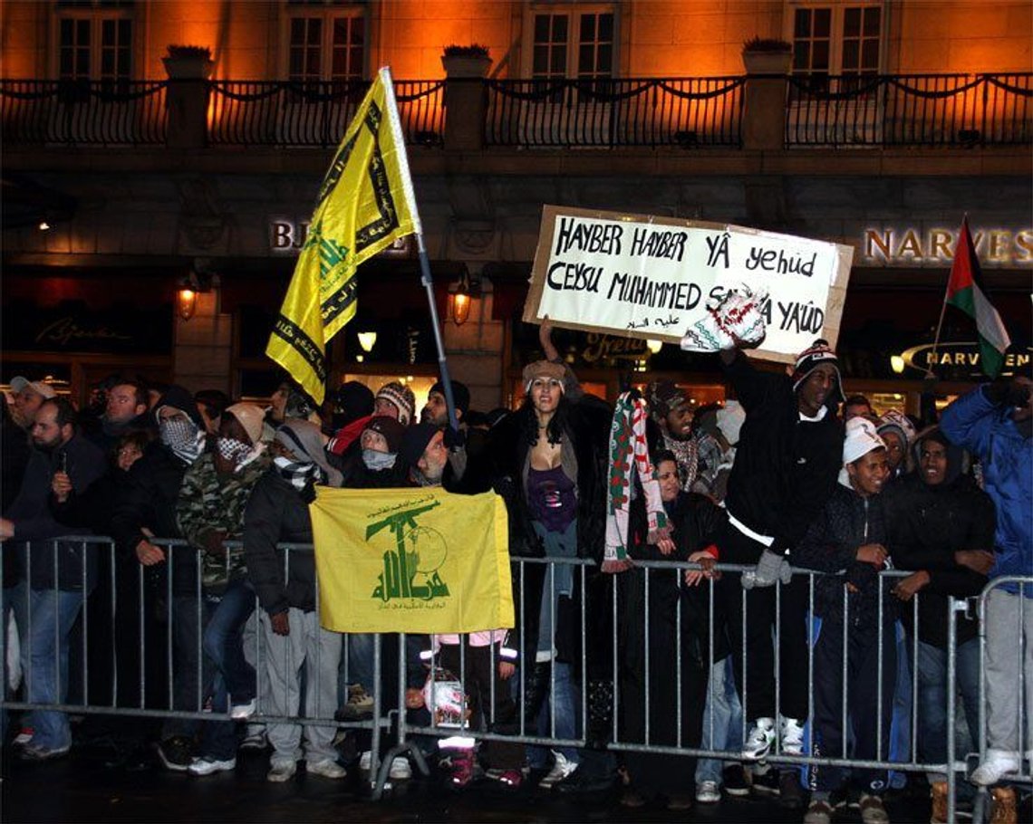 When supporters of Israel held a rally in Oslo on 8 January 2009, some of the counter-demonstrators displayed this banner. The text is a threat to repeat Muhammad’s massacre of the three Jewish tribes in Khaybar. Photo: miff.no When supporters of Israel held a rally in Oslo on 8 January 2009, some of the counter-demonstrators displayed this banner. The text is a threat to repeat Muhammad’s massacre of the three Jewish tribes in Khaybar. Photo: miff.no
