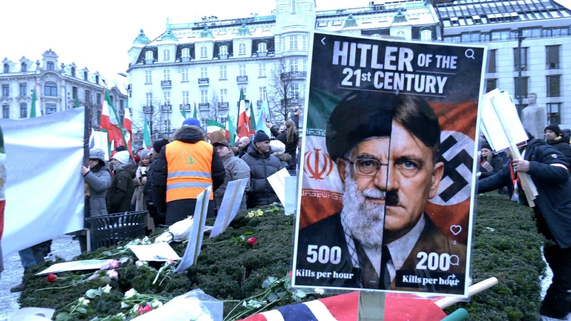 Iranians in Oslo demonstrating outside Norway's parliament, 'Stortinget', on Eidsvoll Square. Photo: Document.news Iranians in Oslo demonstrating outside Norway's parliament, 'Stortinget', on Eidsvoll Square. Photo: Document.news