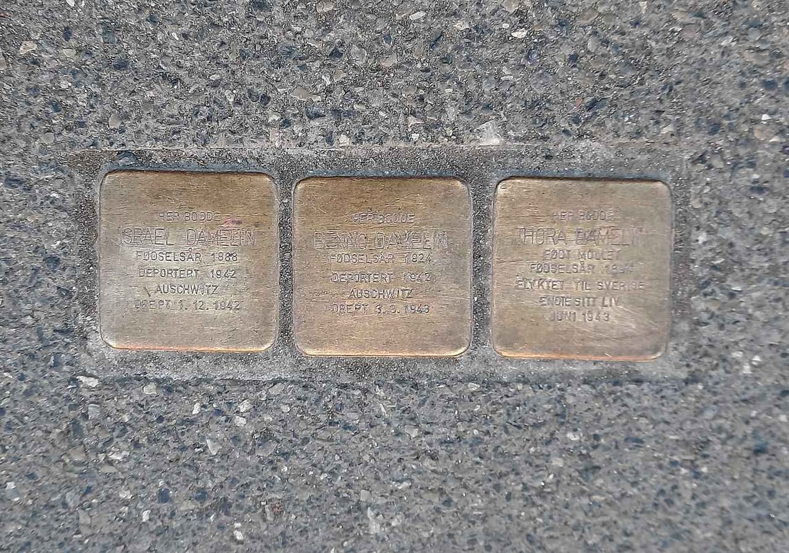 'Stolpersteine' commemorating Norwegian Jews who were killed during the Holocaust, in Schønings gate in Oslo. The stones show clear signs of vandalism, as a number of scratches have been inflicted across the names. Photo: Jan-Tore Egge / Wikimedia Commons (cc by-sa 4.0). 'Stolpersteine' commemorating Norwegian Jews who were killed during the Holocaust, in Schønings gate in Oslo. The stones show clear signs of vandalism, as a number of scratches have been inflicted across the names. Photo: Jan-Tore Egge / Wikimedia Commons (cc by-sa 4.0).