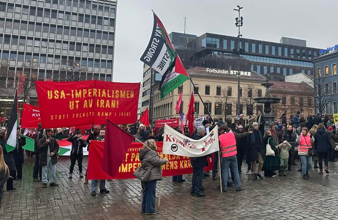 Oslo, 8 March 2026 (International Women’s Day): At Youngstorget, the traditional centre of left-wing demonstrations in Oslo, supporters of the far-left pro-Putin communist party FOR carry a red banner with gold lettering reading “USA imperialism out of Iran – support the people’s struggle in Iran”. The demonstration takes place exactly two months after the Iranian regime reportedly massacred around 30,000 pro-freedom protesters across Iran in early January 2026. Photo: Document.news Oslo, 8 March 2026 (International Women’s Day): At Youngstorget, the traditional centre of left-wing demonstrations in Oslo, supporters of the far-left pro-Putin communist party FOR carry a red banner with gold lettering reading “USA imperialism out of Iran – support the people’s struggle in Iran”. The demonstration takes place exactly two months after the Iranian regime reportedly massacred around 30,000 pro-freedom protesters across Iran in early January 2026. Photo: Document.news